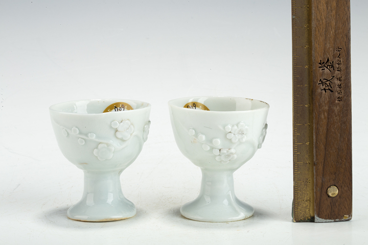 古玩陶瓷民國·白釉梅花紋高足杯一對真品鑒賞圖