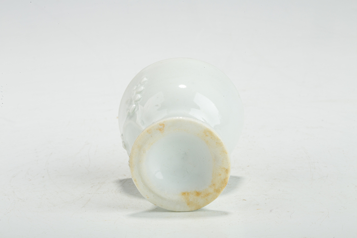 古玩陶瓷民國·白釉梅花紋高足杯一對真品鑒賞圖