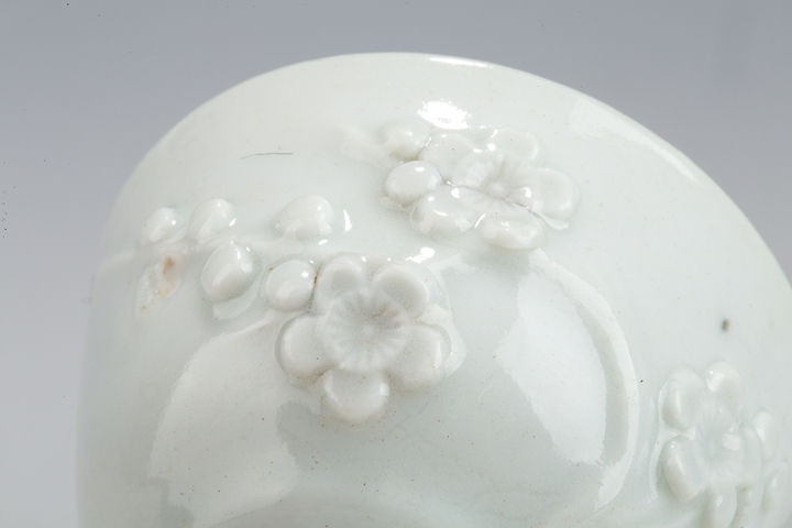 古玩陶瓷民國·白釉梅花紋高足杯一對真品鑒賞圖