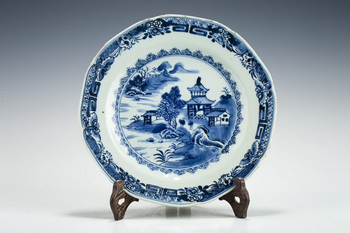 古玩陶瓷清中·青花山水樓閣紋花口盤真品鑒賞圖