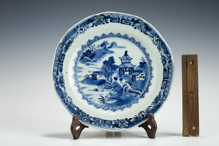 古玩陶瓷清中·青花山水樓閣紋花口盤真品鑒賞圖