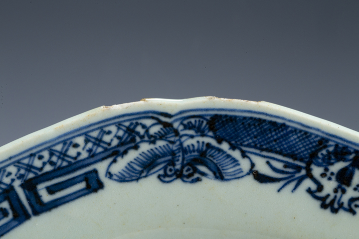 古玩陶瓷清中·青花山水樓閣紋花口盤真品鑒賞圖