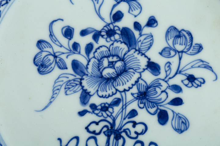 古玩陶瓷清中·青花花卉紋折沿盤真品鑒賞圖