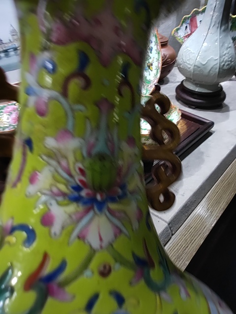 古玩陶瓷蘋果綠花卉紋撇口瓶真品鑒賞圖