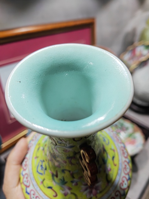 古玩陶瓷蘋果綠花卉紋撇口瓶真品鑒賞圖