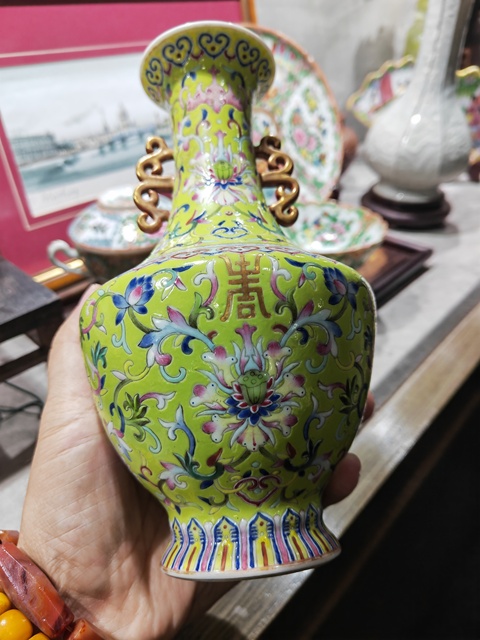 古玩陶瓷蘋果綠花卉紋撇口瓶真品鑒賞圖