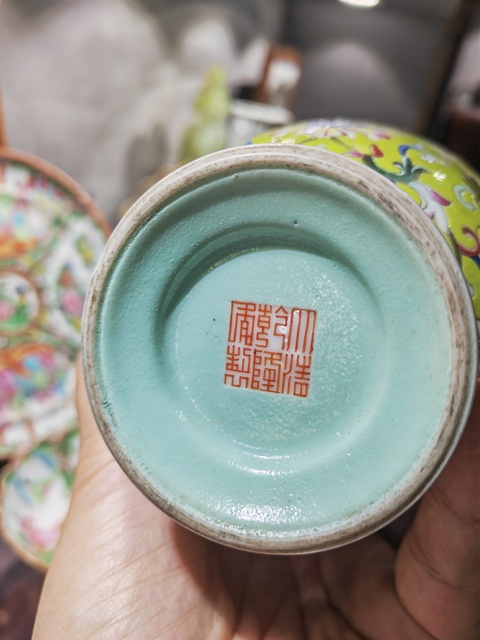 古玩陶瓷蘋果綠花卉紋撇口瓶真品鑒賞圖