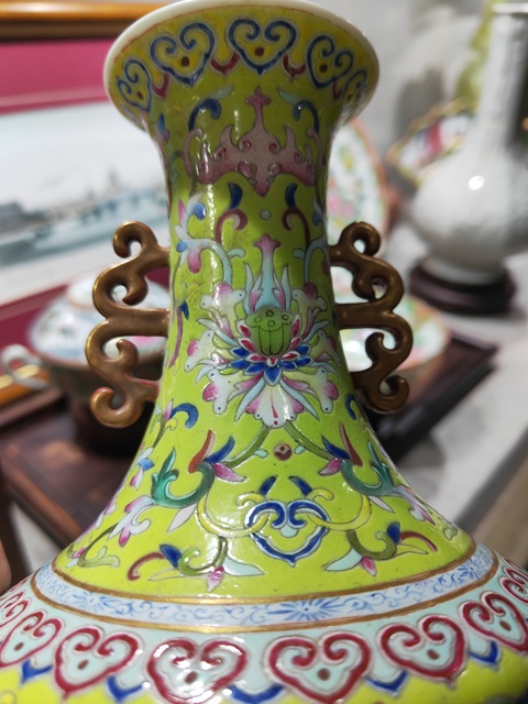 古玩陶瓷蘋果綠花卉紋撇口瓶真品鑒賞圖