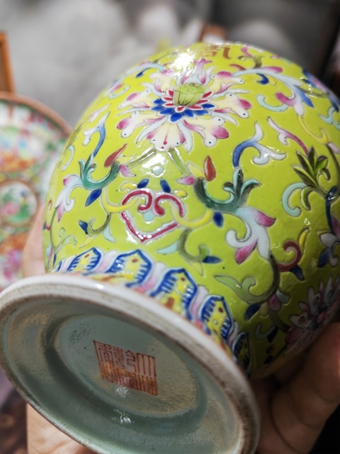 古玩陶瓷蘋果綠花卉紋撇口瓶真品鑒賞圖