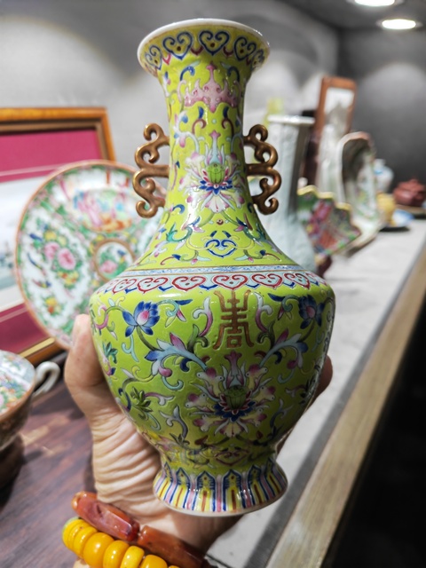 古玩陶瓷蘋果綠花卉紋撇口瓶真品鑒賞圖