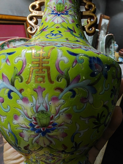 古玩陶瓷蘋果綠花卉紋撇口瓶真品鑒賞圖