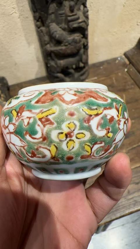 古玩陶瓷清晚期 五彩花卉紋蓋罐真品鑒賞圖