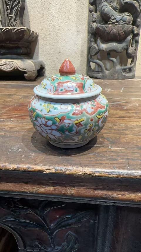 古玩陶瓷清晚期 五彩花卉紋蓋罐真品鑒賞圖