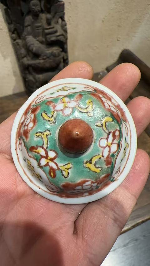 古玩陶瓷清晚期 五彩花卉紋蓋罐真品鑒賞圖