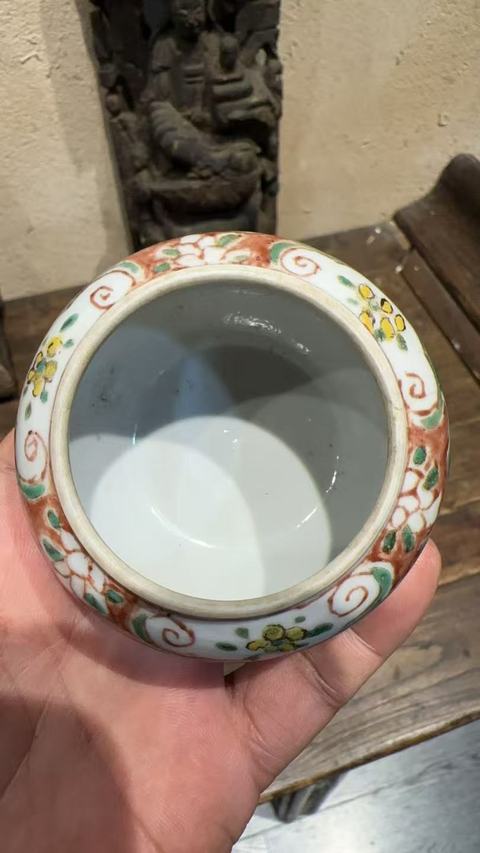 古玩陶瓷清晚期 五彩花卉紋蓋罐真品鑒賞圖
