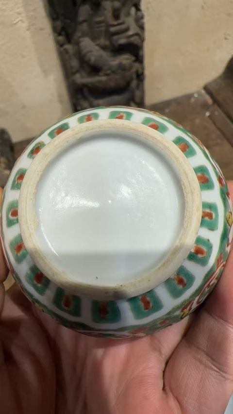 古玩陶瓷清晚期 五彩花卉紋蓋罐真品鑒賞圖