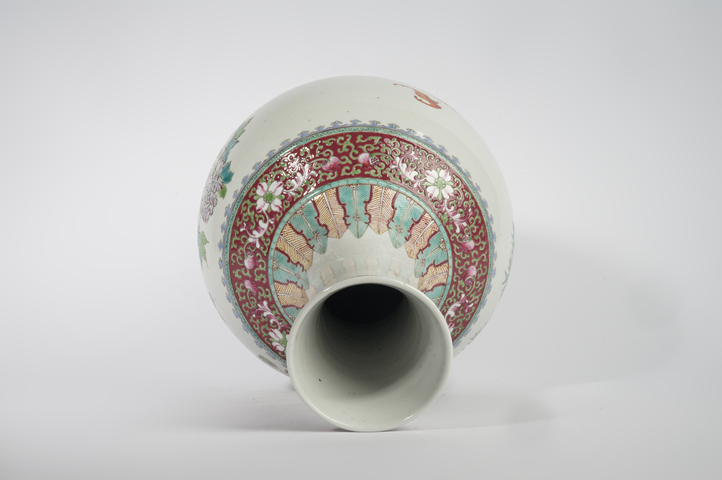 古玩陶瓷民國·“洪憲年制”粉彩花卉紋賞瓶真品鑒賞圖