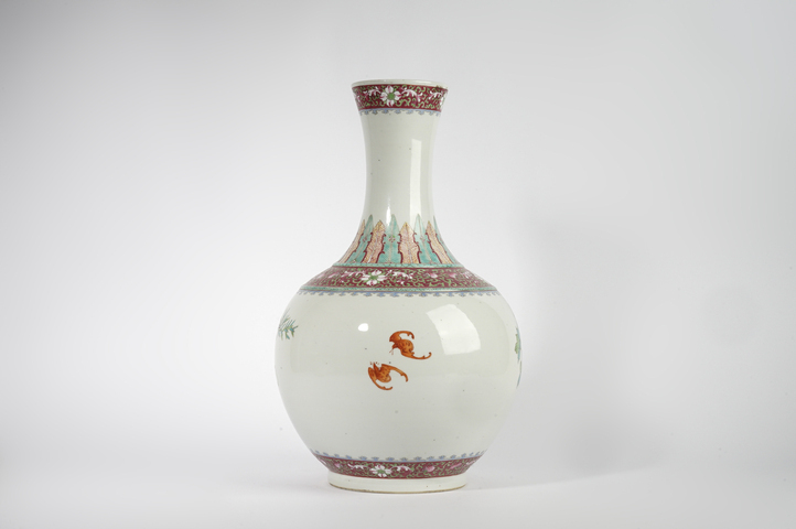 古玩陶瓷民國·“洪憲年制”粉彩花卉紋賞瓶真品鑒賞圖