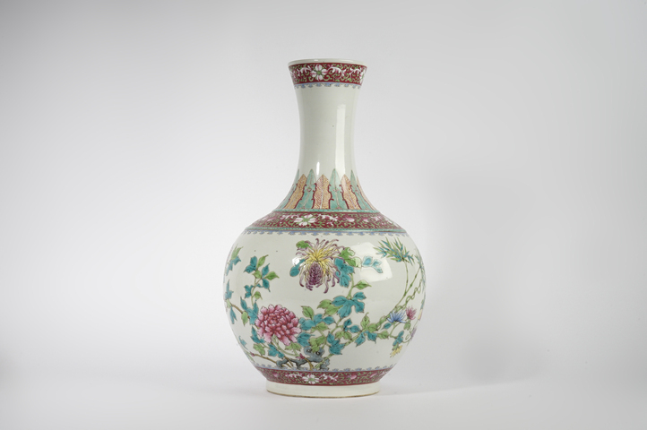 古玩陶瓷民國·“洪憲年制”粉彩花卉紋賞瓶真品鑒賞圖