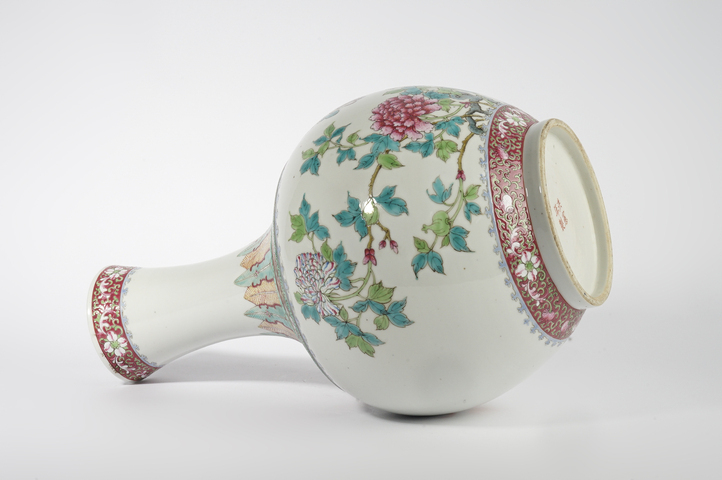 古玩陶瓷民國·“洪憲年制”粉彩花卉紋賞瓶真品鑒賞圖