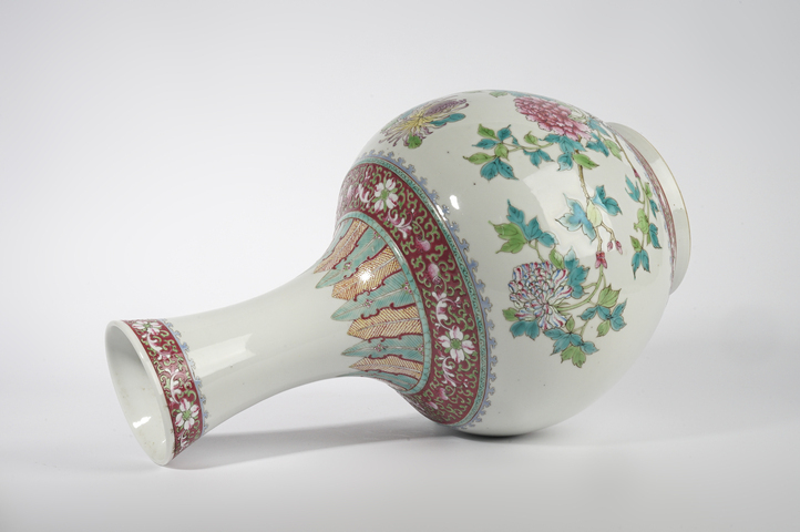 古玩陶瓷民國·“洪憲年制”粉彩花卉紋賞瓶真品鑒賞圖