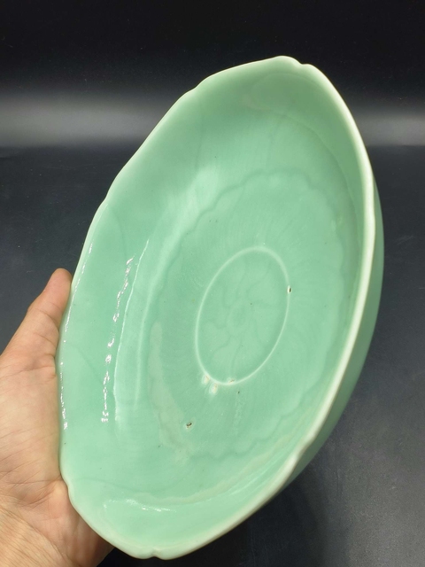 古玩陶瓷冬青釉刻花花口盤真品鑒賞圖