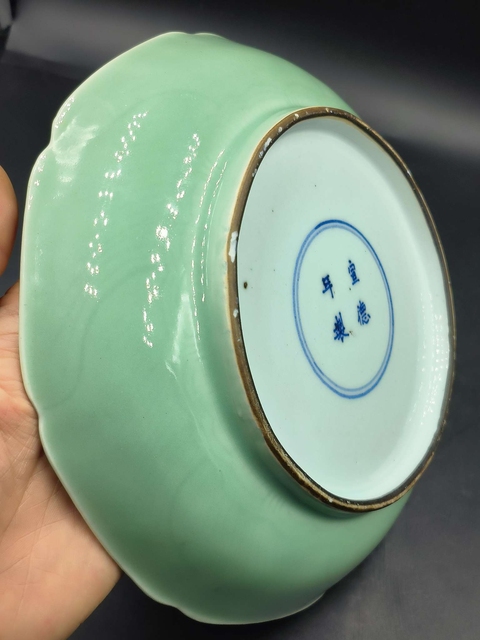 古玩陶瓷冬青釉刻花花口盤真品鑒賞圖