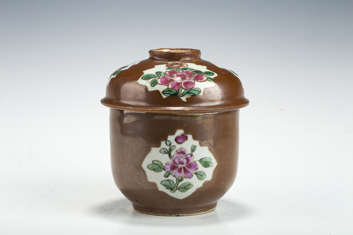 古玩陶瓷清雍乾·紫金釉開(kāi)窗粉彩花卉紋蓋缸
拍賣，當(dāng)前價(jià)格0元