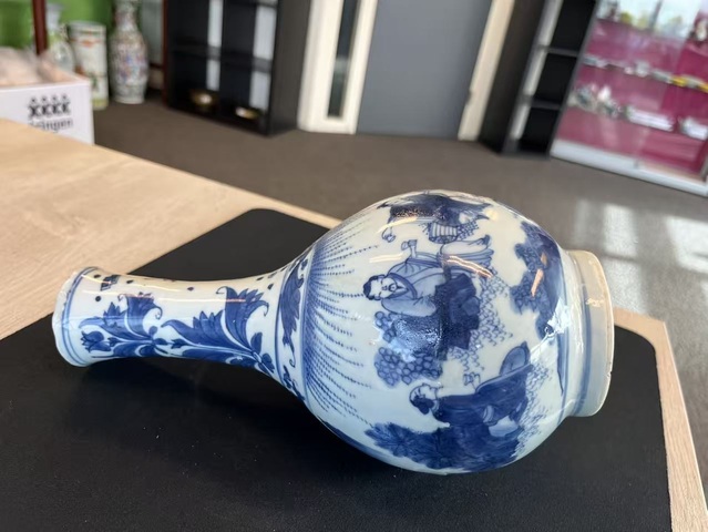 古玩陶瓷青花人物紋瓶真品鑒賞圖