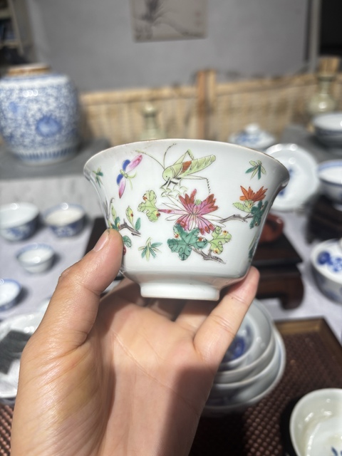古玩陶瓷粉彩蟲草紋茶碗真品鑒賞圖