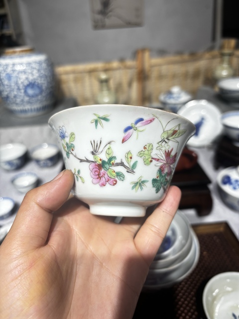 古玩陶瓷粉彩蟲草紋茶碗真品鑒賞圖