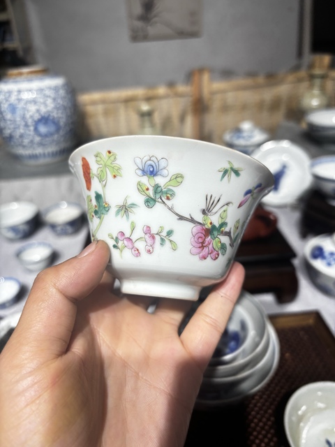 古玩陶瓷粉彩蟲草紋茶碗真品鑒賞圖