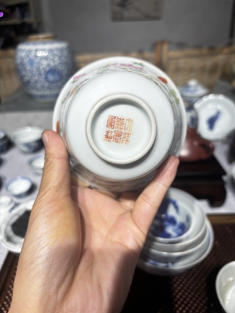 古玩陶瓷粉彩蟲草紋茶碗真品鑒賞圖