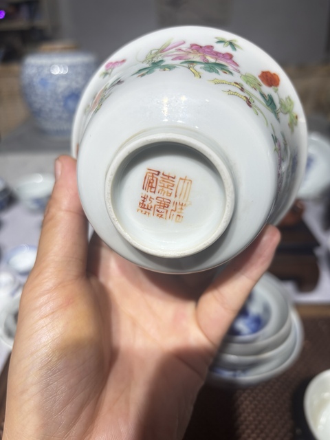古玩陶瓷粉彩蟲草紋茶碗真品鑒賞圖