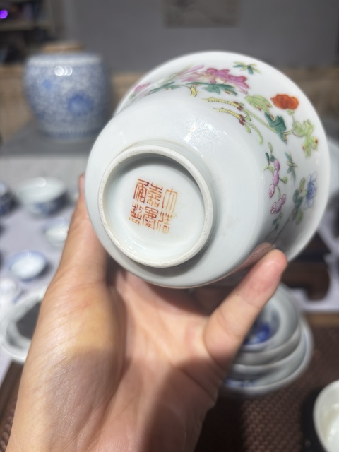 古玩陶瓷粉彩蟲草紋茶碗真品鑒賞圖