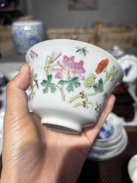 古玩陶瓷粉彩蟲草紋茶碗真品鑒賞圖