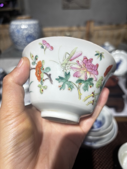 古玩陶瓷粉彩蟲草紋茶碗真品鑒賞圖