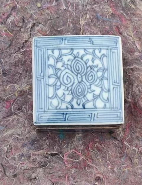 古玩陶瓷花卉紋青花四方印泥盒真品鑒賞圖