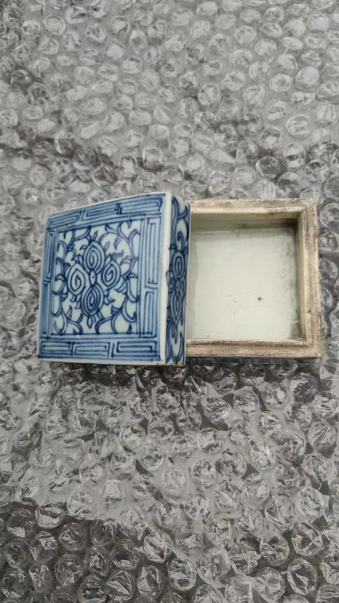 古玩陶瓷花卉紋青花四方印泥盒真品鑒賞圖