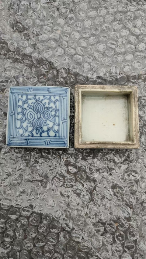 古玩陶瓷花卉紋青花四方印泥盒真品鑒賞圖
