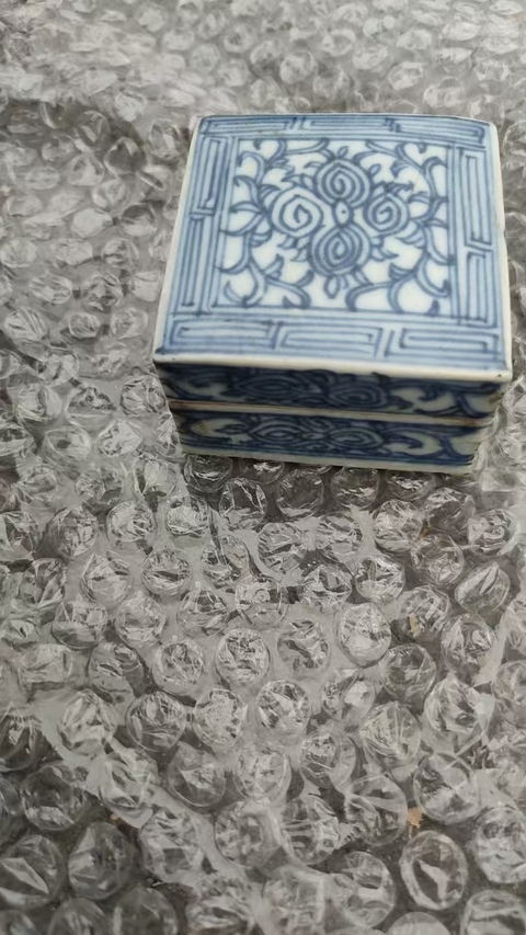 古玩陶瓷花卉紋青花四方印泥盒真品鑒賞圖