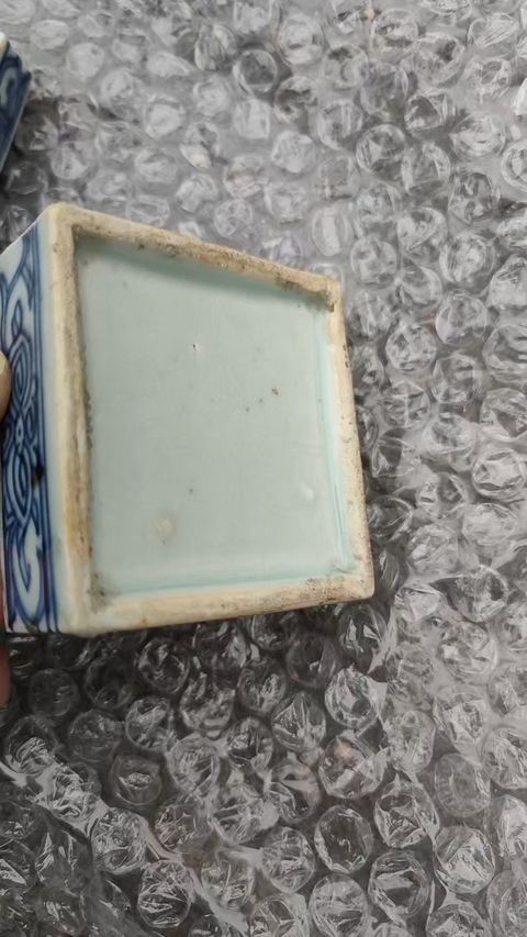 古玩陶瓷花卉紋青花四方印泥盒真品鑒賞圖