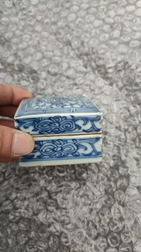 古玩陶瓷花卉紋青花四方印泥盒真品鑒賞圖