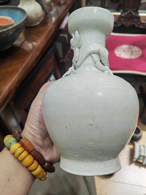 古玩陶瓷青白釉貼塑龍紋盤口瓶真品鑒賞圖