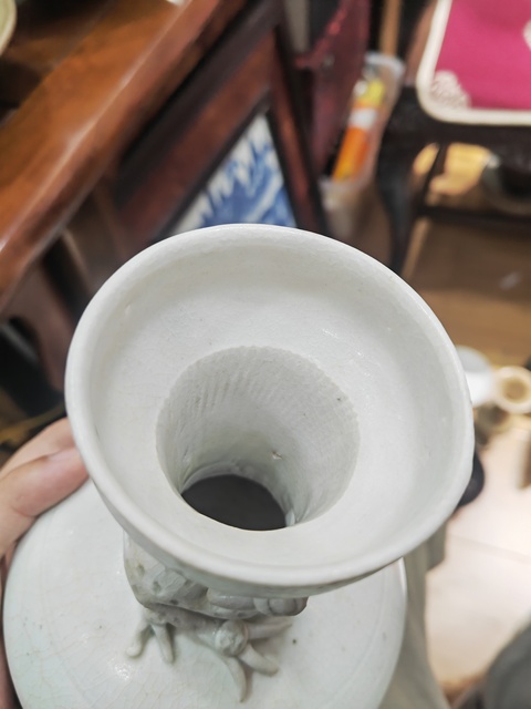 古玩陶瓷青白釉貼塑龍紋盤口瓶真品鑒賞圖