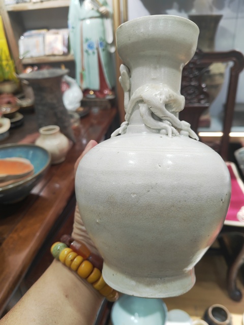 古玩陶瓷青白釉貼塑龍紋盤口瓶真品鑒賞圖