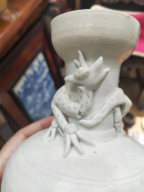 古玩陶瓷青白釉貼塑龍紋盤口瓶真品鑒賞圖