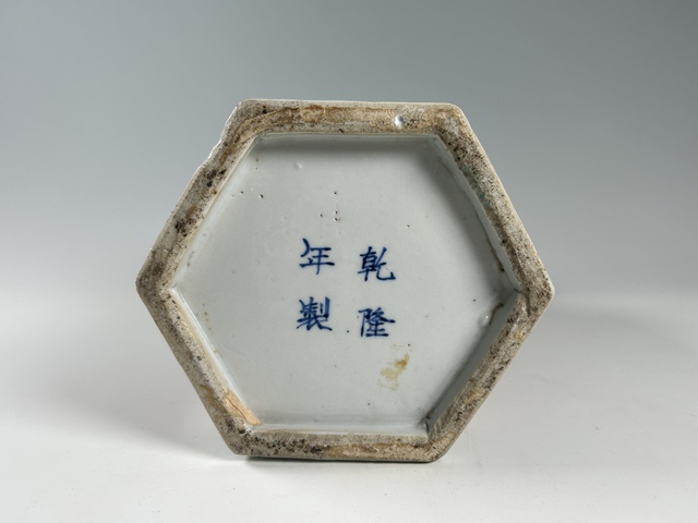 古玩陶瓷清晚期·宮地五彩通景人物紋六方棒槌瓶拍賣，當前價格509元