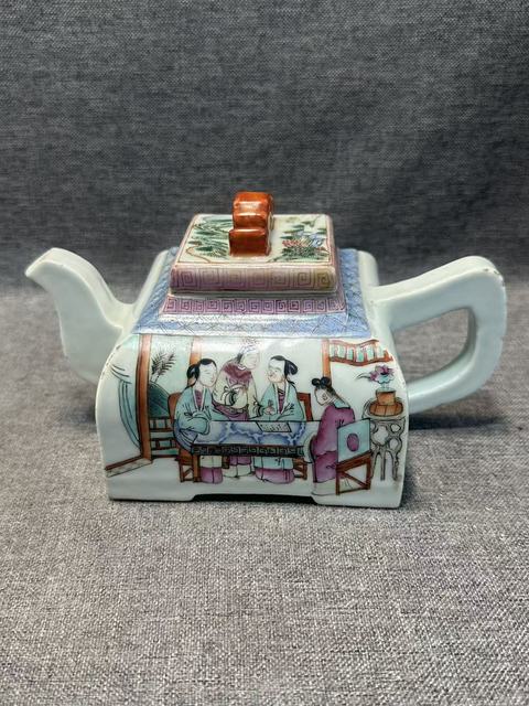 古玩陶瓷清晚期粉彩人物故事紋四方壺拍賣，當前價格18888元