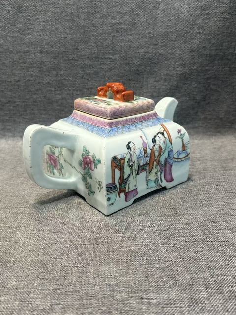 古玩陶瓷清晚期粉彩人物故事紋四方壺拍賣，當前價格18888元